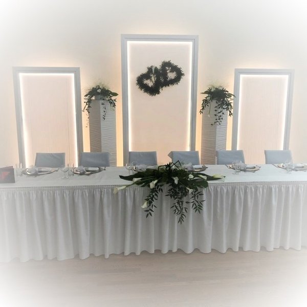 Hochzeitshintergrund mit LED-Beleuchtung und Säulen (mieten)