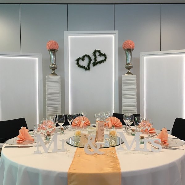 Hochzeitshintergrund mit LED-Beleuchtung und Säulen (mieten)